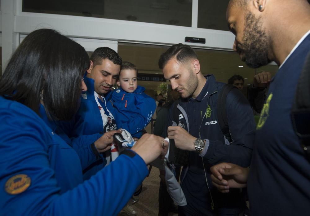 Aficionados reciben en Alvedro al Dépor tras sella