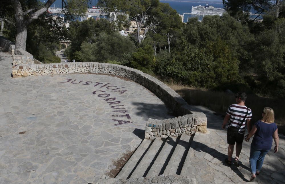 Graffitis verunstalten Kapelle im Bellver-Park