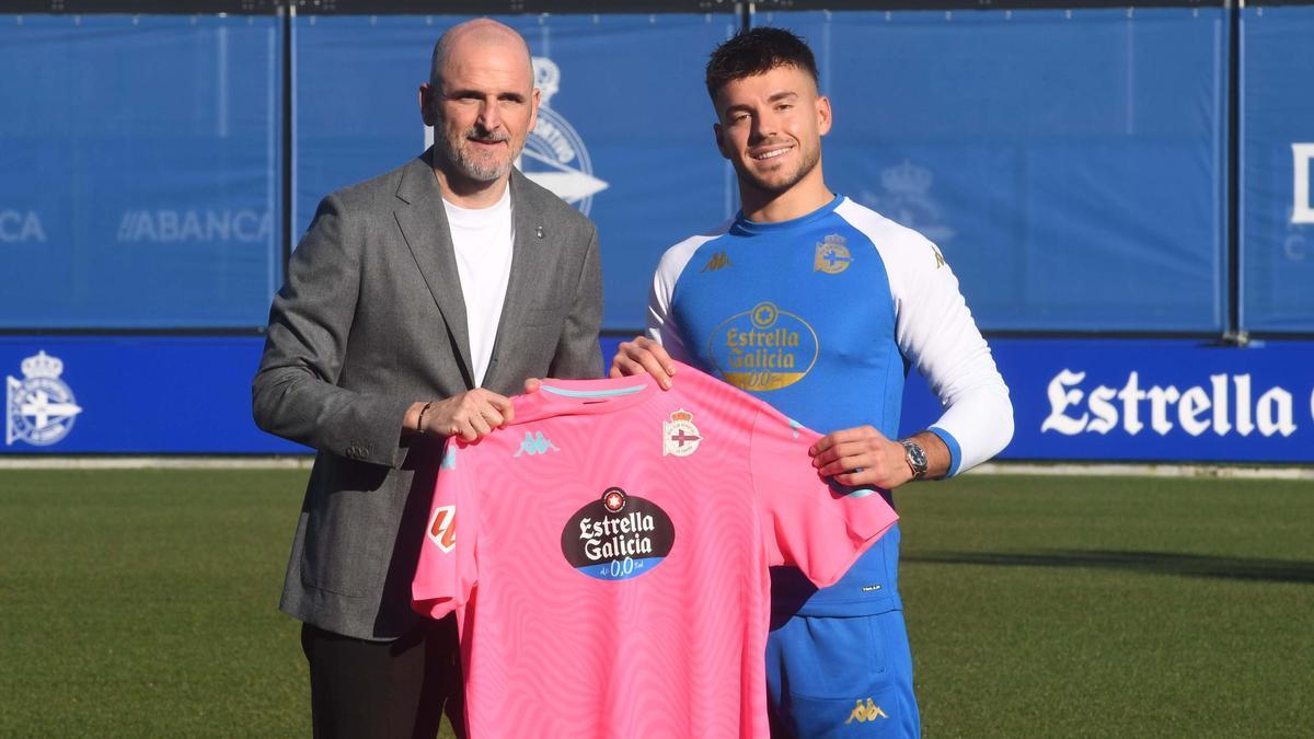 Álvaro Ferllo posa junto a Fernando Soriano con la camiseta del Deportivo en Abegondo.