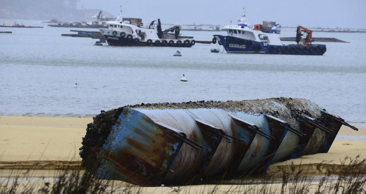 El pabellón de Aldán, cerrado por problemas en el tejado. | |