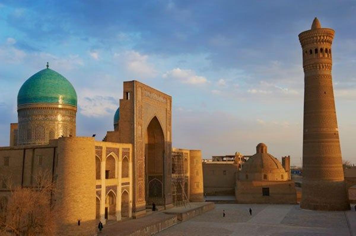 Mezquita Kalon y madraza Mir-i Arab de Bukhara, declaradas Patrimonio de la Humanidad por la Unesco.