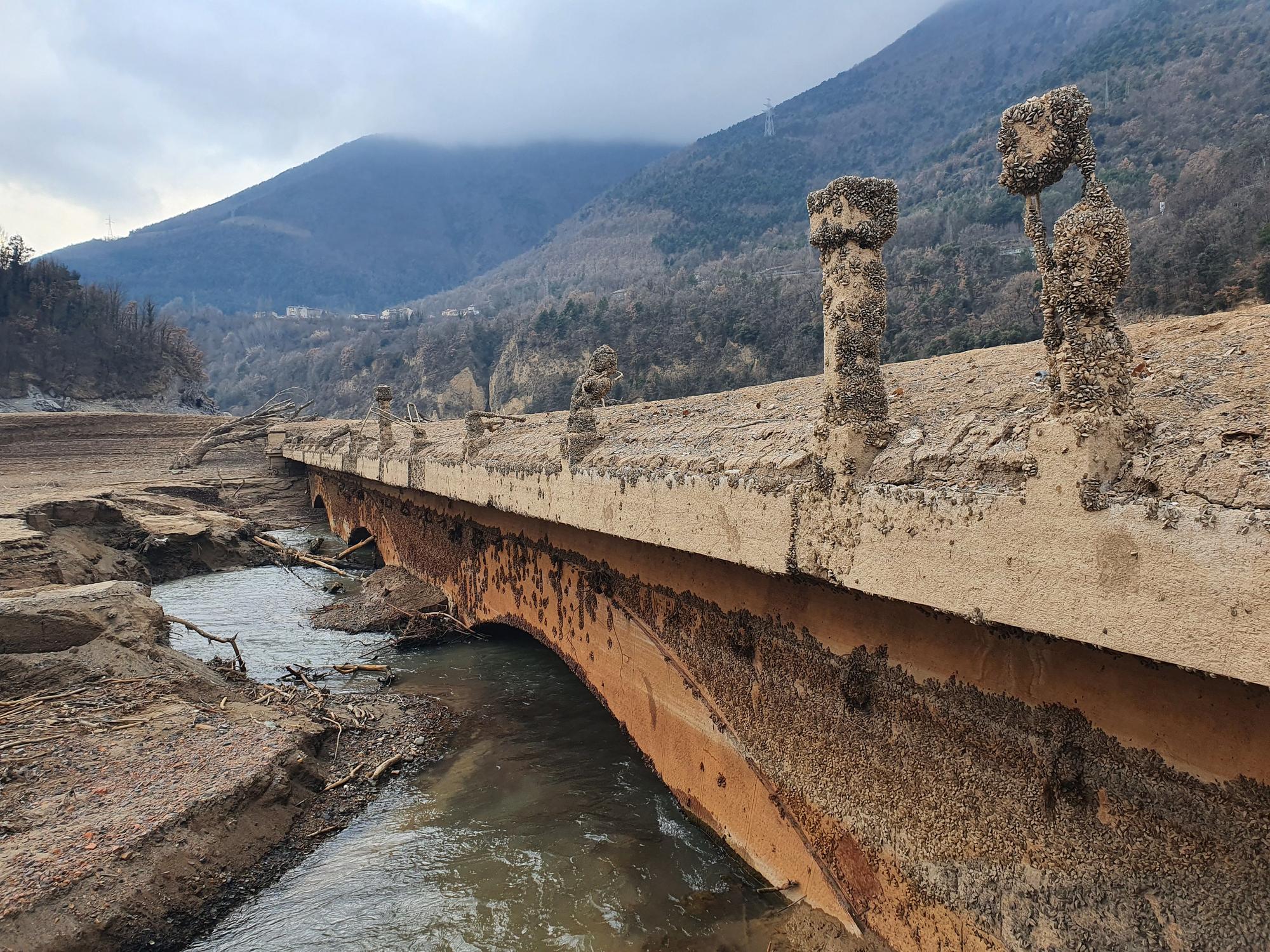 Pont d'accés a Sant Salvador de la Vedella (pantà de la Baells)