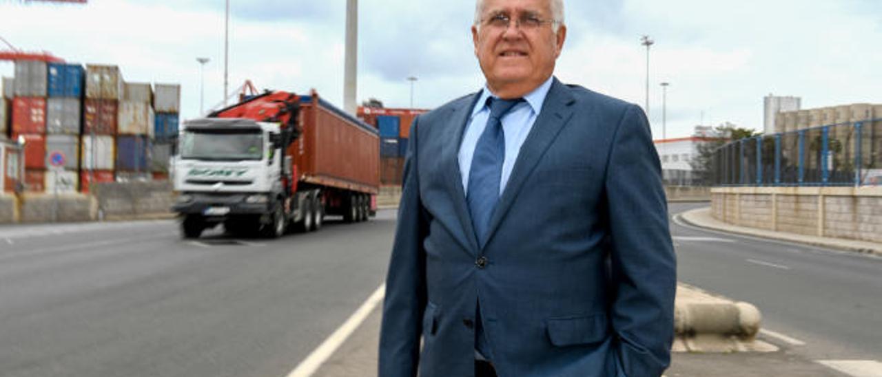 José Agustín Espino, en una terminal de contenedores en el Puerto de la Luz.