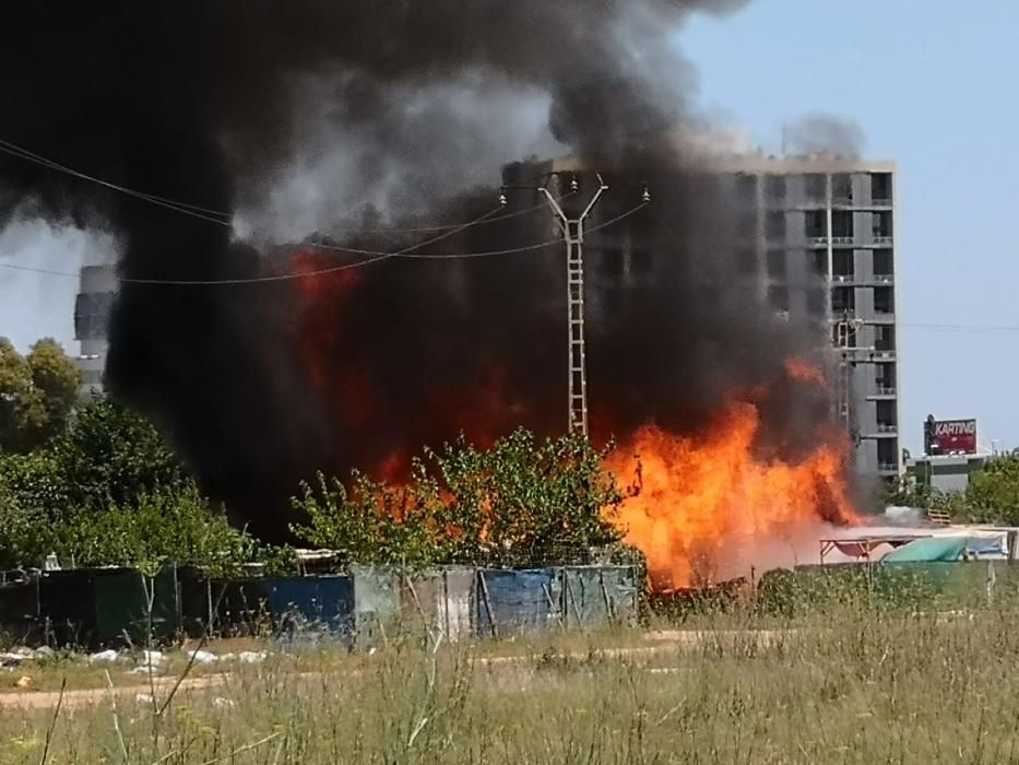 El descampado donde se ha declarado el fuego de Benimàmet.