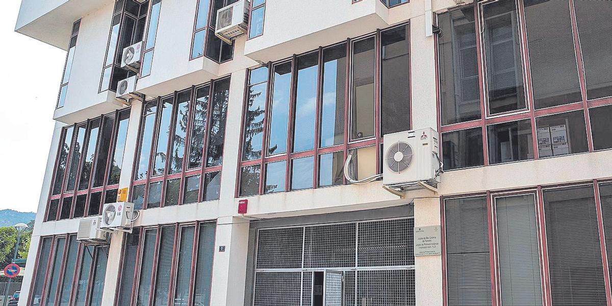 La façana d’una de les seus dels jutjats de Santa Coloma de Farners, en una imatge d’arxiu.