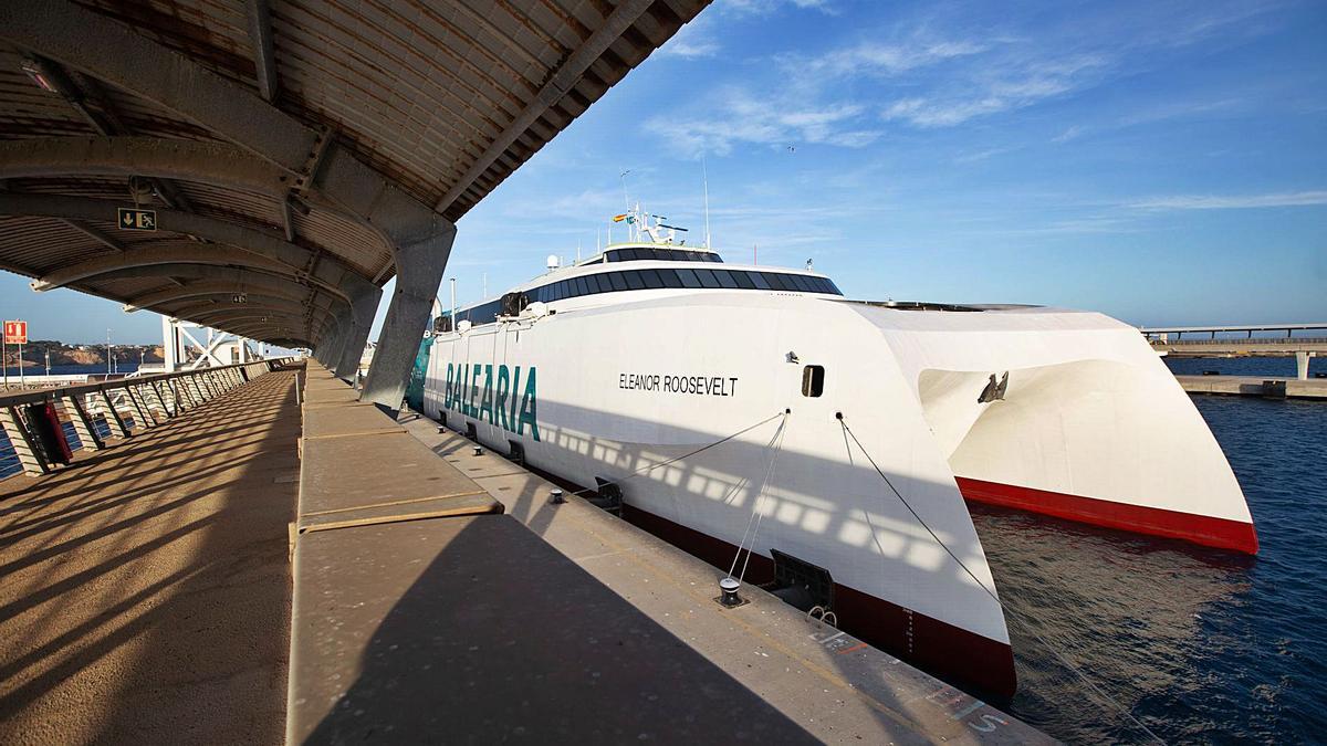 El fast ferry ‘Eleanor Roosevelt’ en el muelle de Botafoc. 