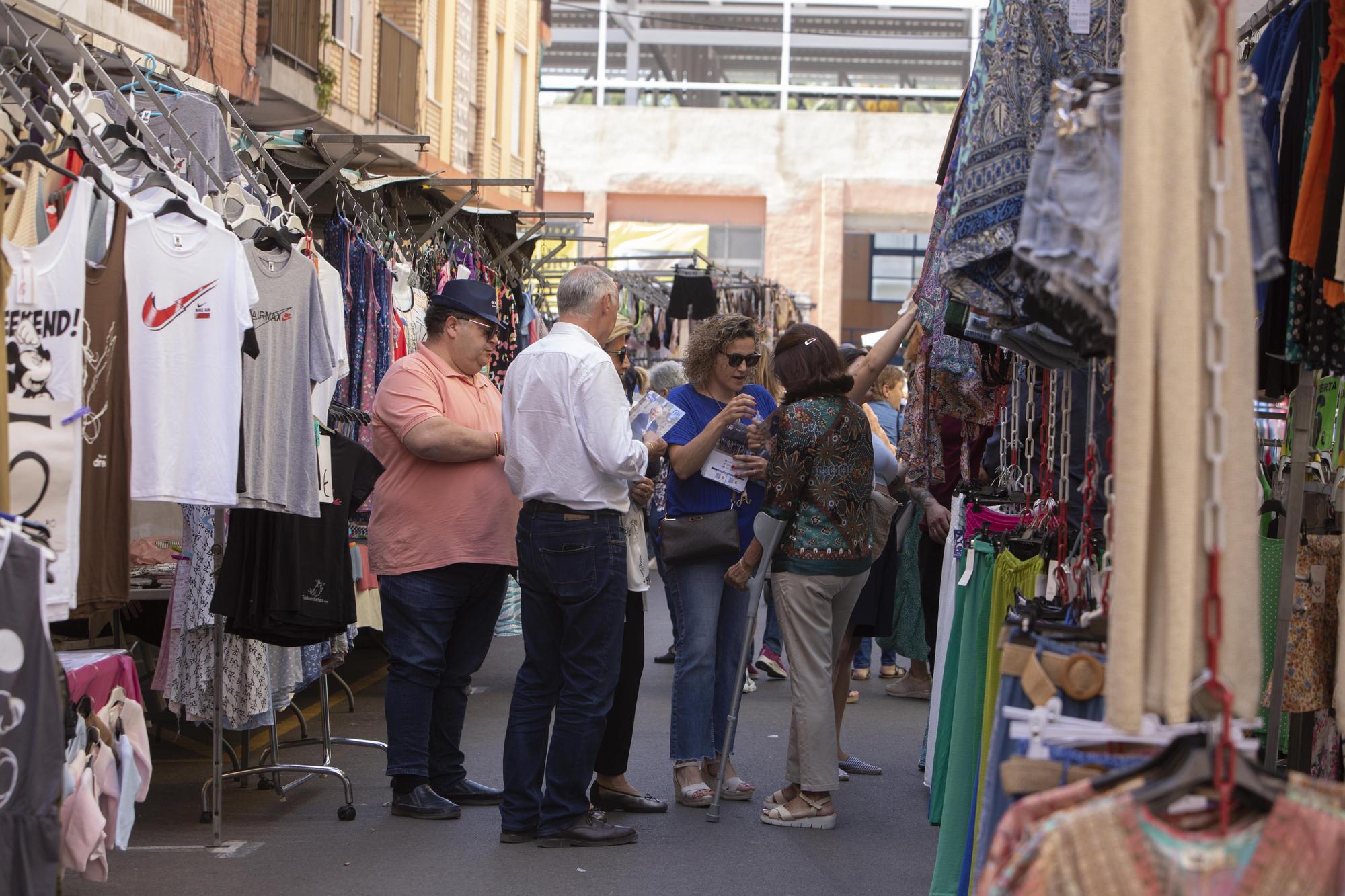 Los Partidos buscan el voto en el mercado de Alzira