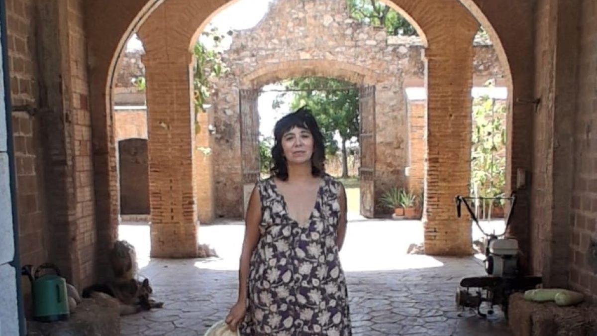 L'antropòloga colombiana Faizuly López juntament amb Xavier Barraquer i el seu fill Riu porten sis anysa la casa.