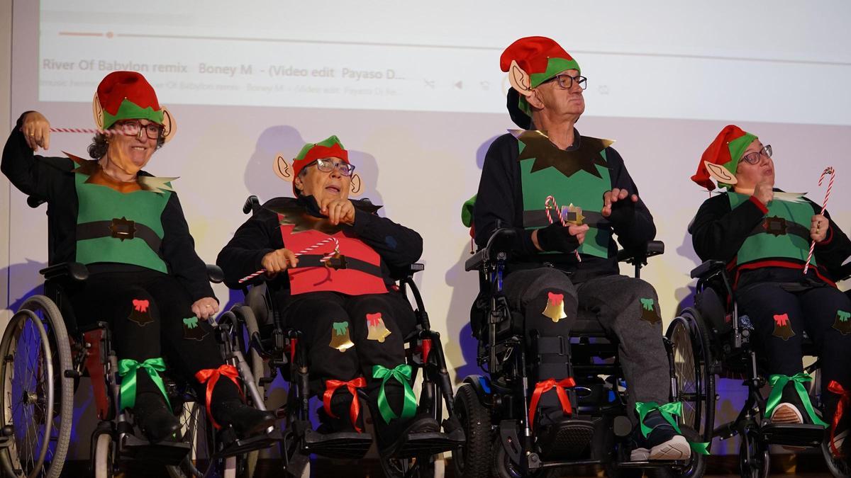 Usuarios de Amicos, este xoves durante o festival de Nadal.