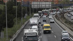 Varios camiones durante una marcha en la M-40, en el noveno día de paro nacional de transportistas, este 22 de marzo de 2022, en San Fernando de Henares (Madrid).