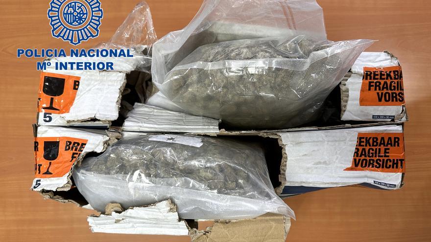 Detenidos en Alicante dos repartidores que se quedaron con un paquete al detectar que olía a marihuana