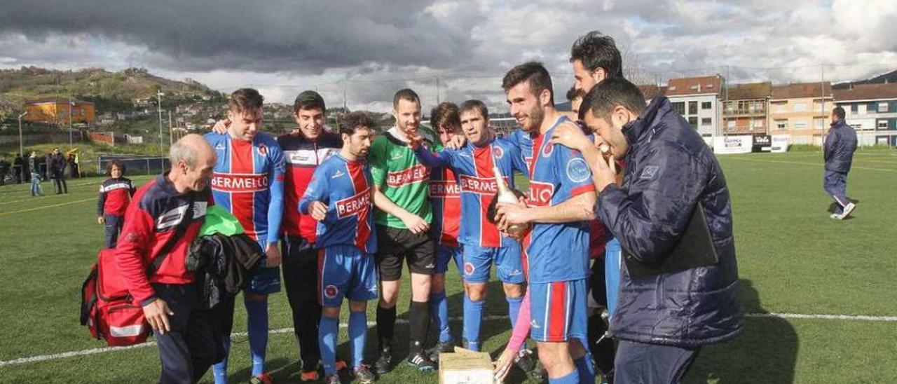 Los jugadores una vez finalizado el partido el domingo en Eiroás ante el Covadonga. // Iñaki Osorio