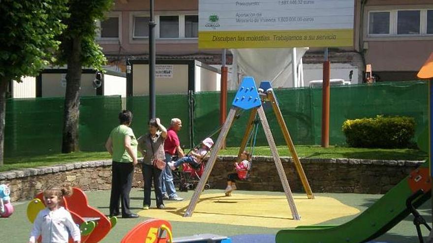 Unos niños, en la zona de juegos de los jardines municipales. / m. c. s.