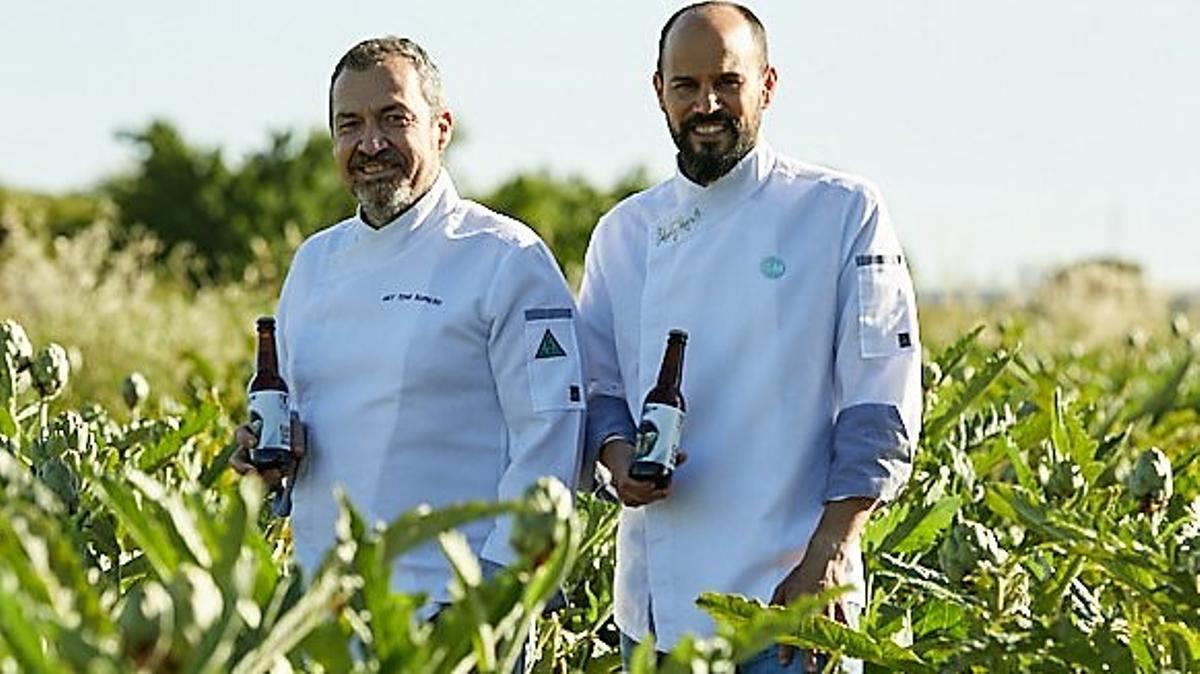 Los cocineros Toni Romero y Alberto Alguacil, creadores de la cerveza de alcachofa Carxofa Beer.