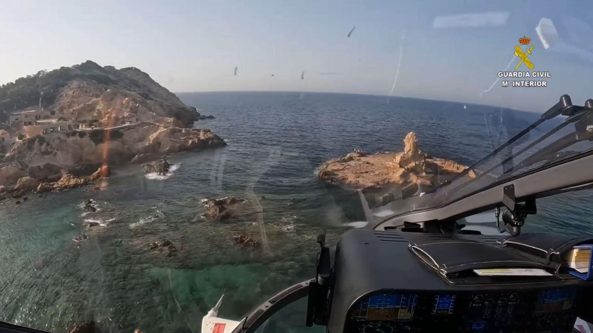 Rescatan a una persona herida que cayó sobre unas rocas en Cala Pregonda