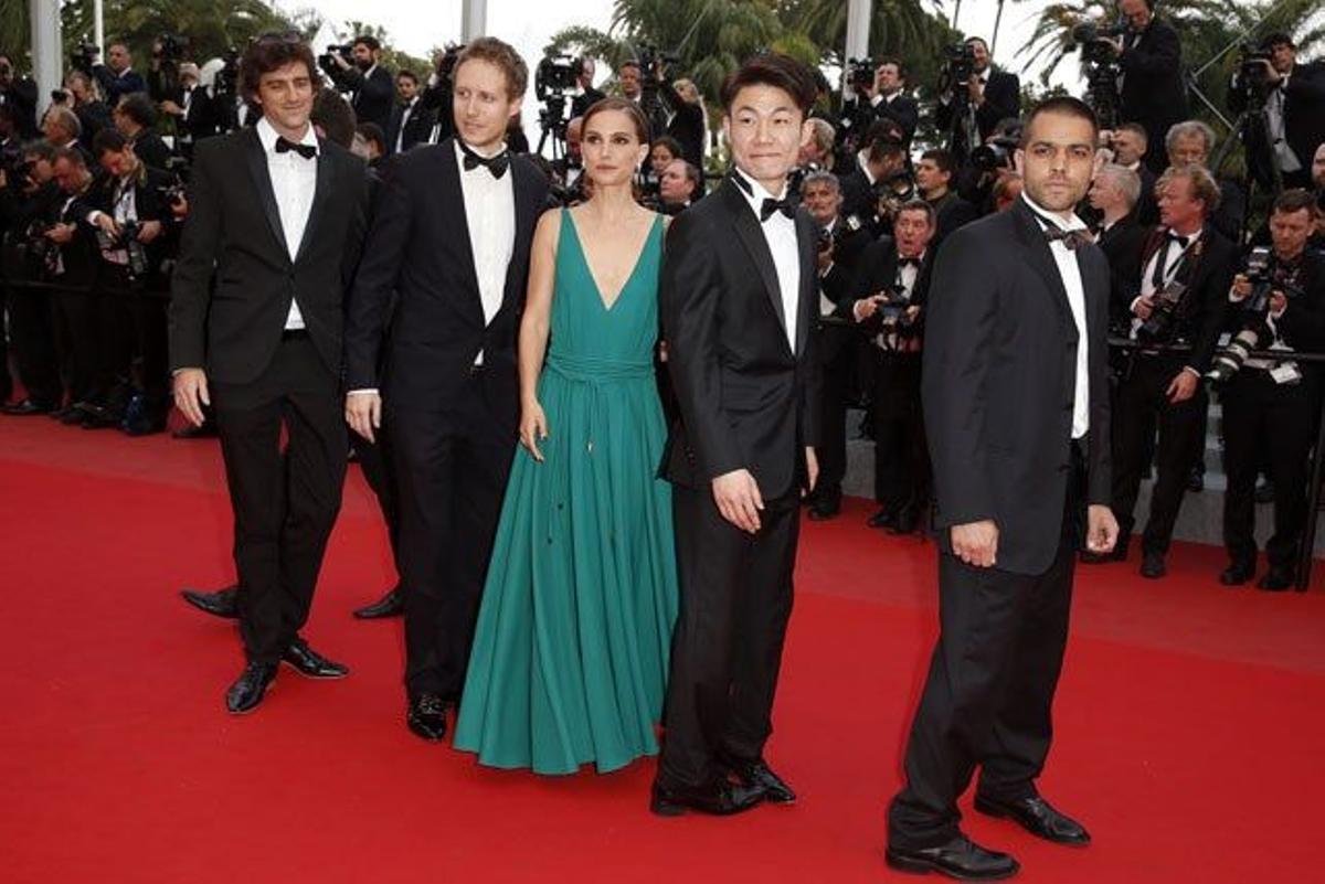 Lázsló Nemes, Natalie Portman y Henry Won-Chan en el estreno de 'Sicario' en el Festival de Cine de Cannes