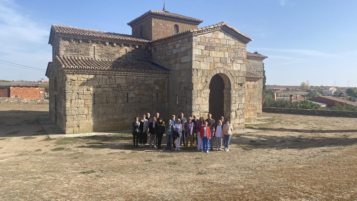 Foto de familia del grupo delante del templo de San Pedro de la Nave