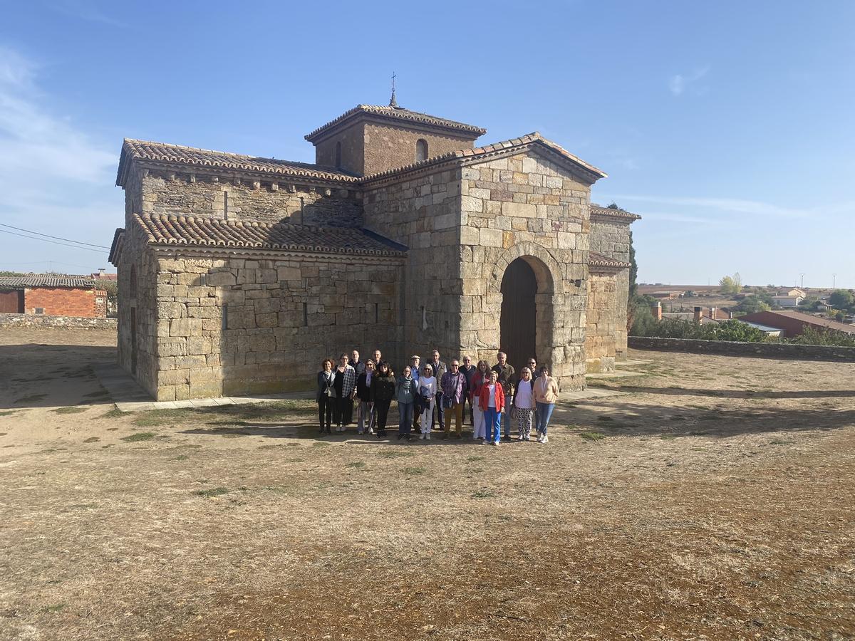 Foto de familia del grupo delante del templo de San Pedro de la Nave