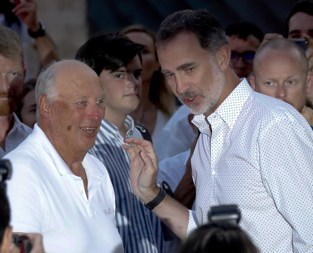 Imagen de archivo (03/08/2019) del rey Felipe VI conversando con el rey Harald V de Noruega (i), en Palma de Mallorca. EFE/Ballesteros