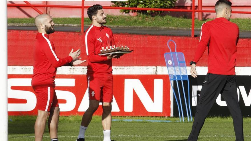 La plantilla sorprende a Herrera por su 64 cumpleaños