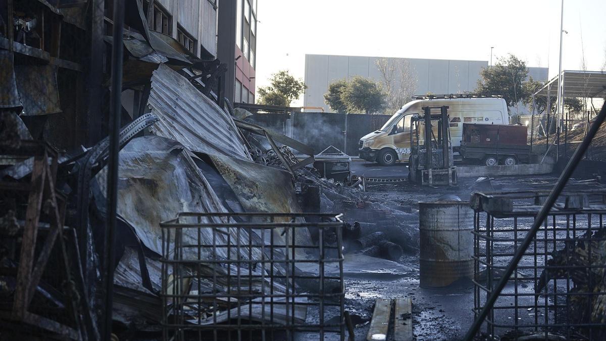 Un foc crema una nau del polígon industrial de Calonge