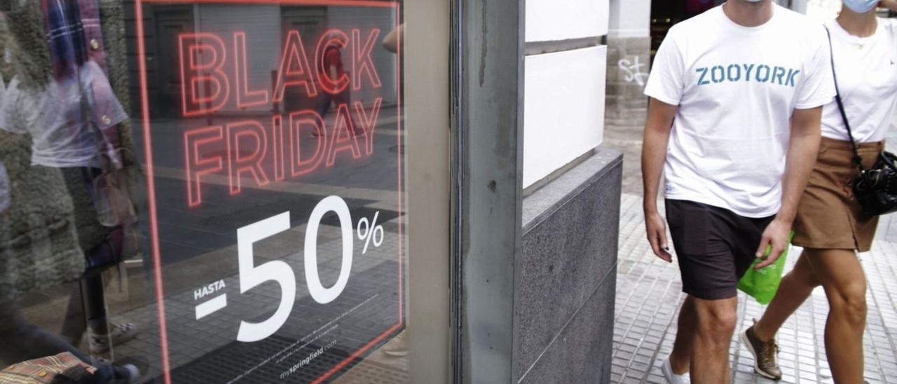 Un escaparate anuncia los descuentos del Black Friday el año pasado. | | DELIA PADRÓN