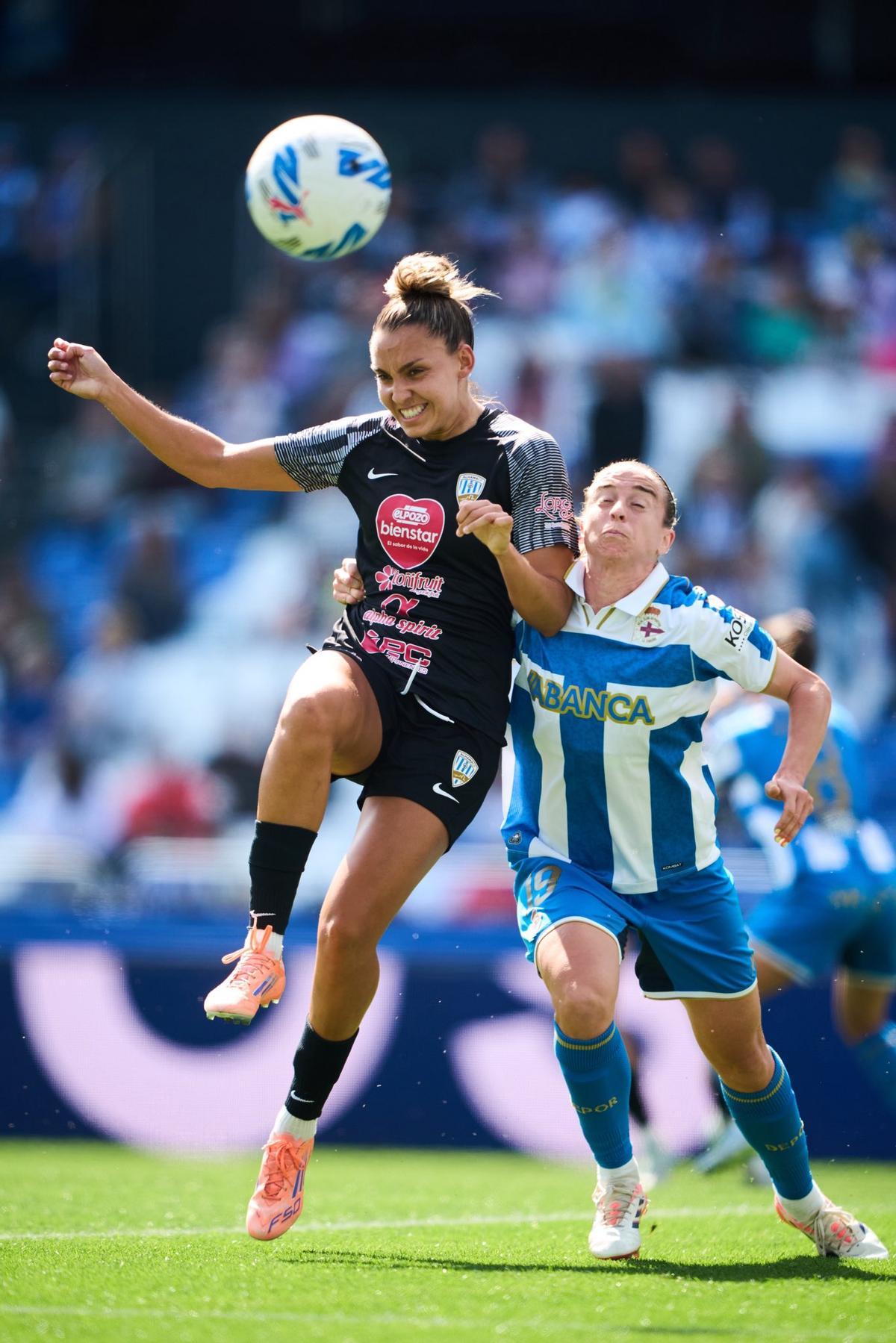 Una acción del partido entre el Alhama ElPozo y el Deportivo