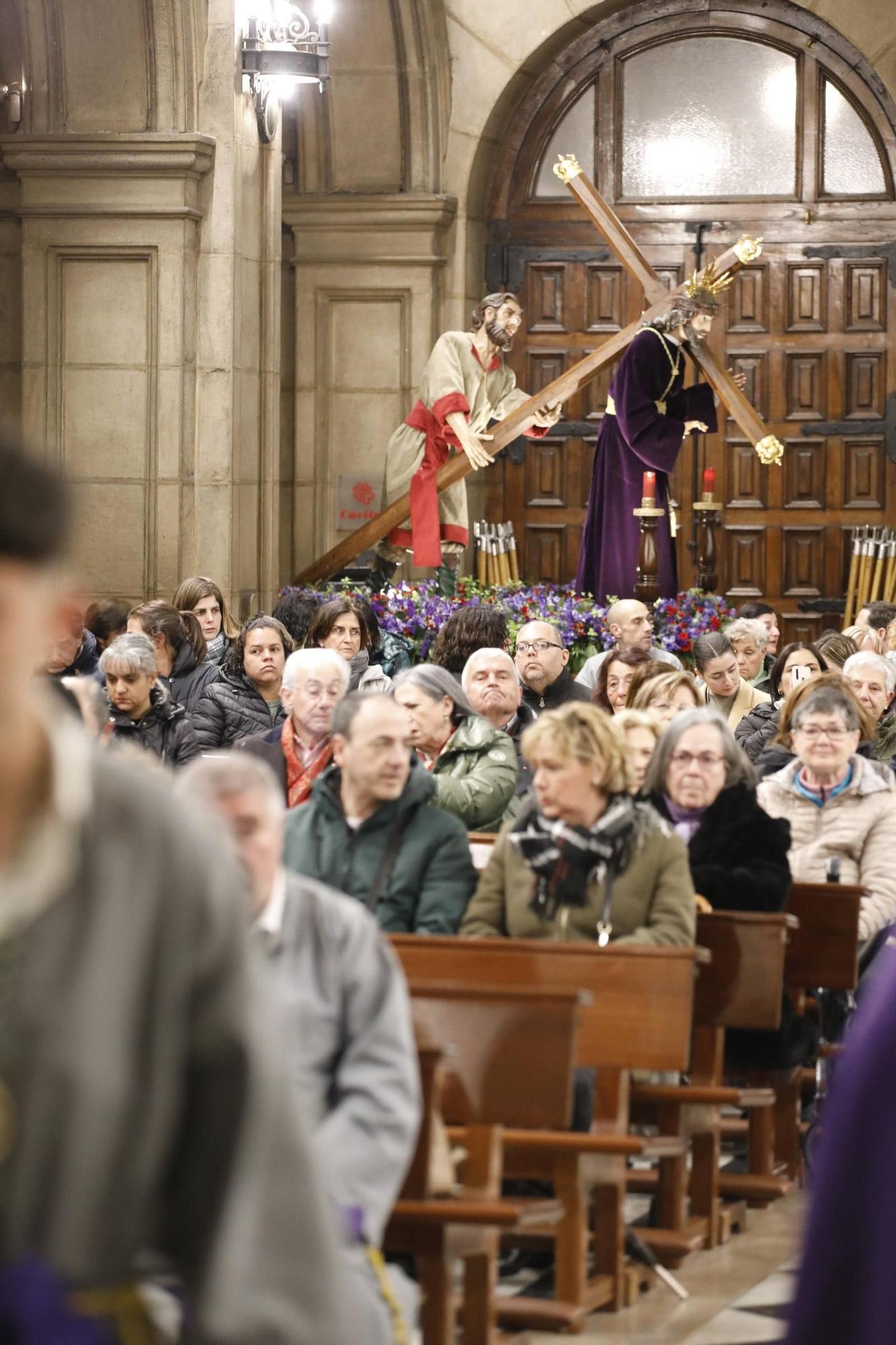 El mal tiempo obliga a suspender la procesión del Encuentro en Gijón