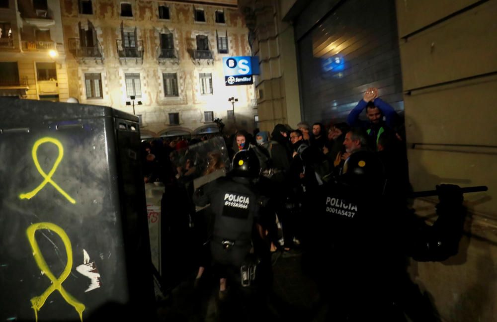 Els Mossos carreguen contra manifestants concentrats a Via Laietana