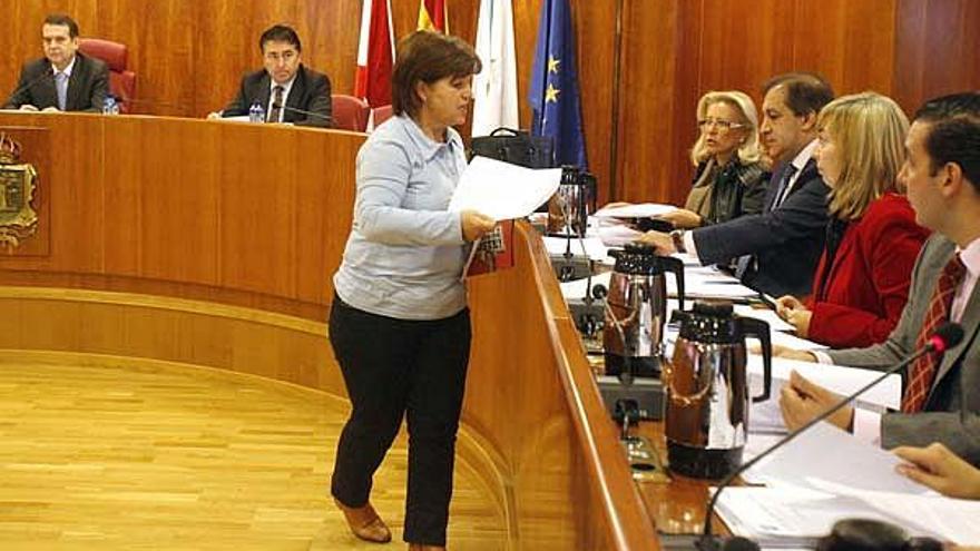 Imagen del pleno de la depuradora que fue interrumpido por los vecinos afectados