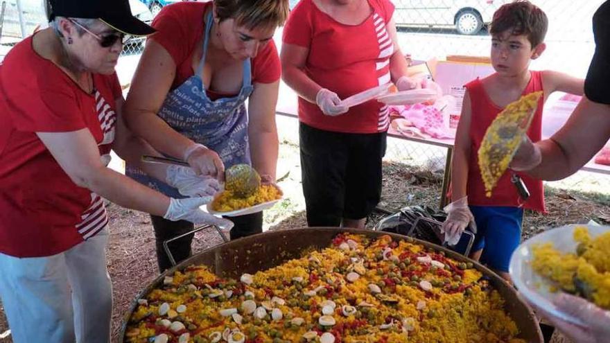 El barrio de Pinilla de Zamora cierra sus fiestas con una paellada