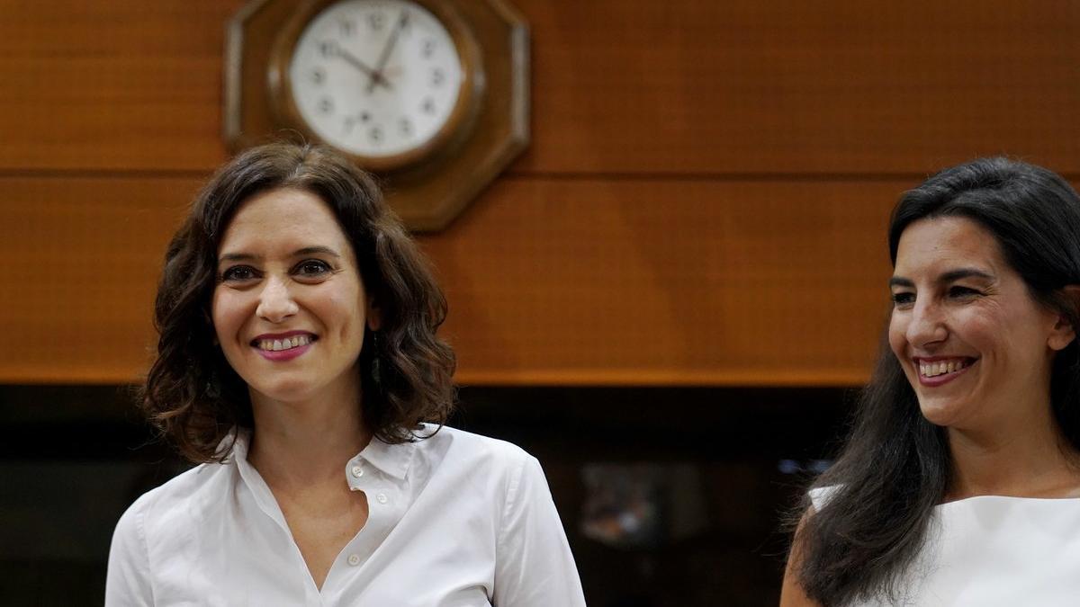 La presidenta de Madrid (i) junto con la portavoz de Vox en la Asamblea de Madrid (i)