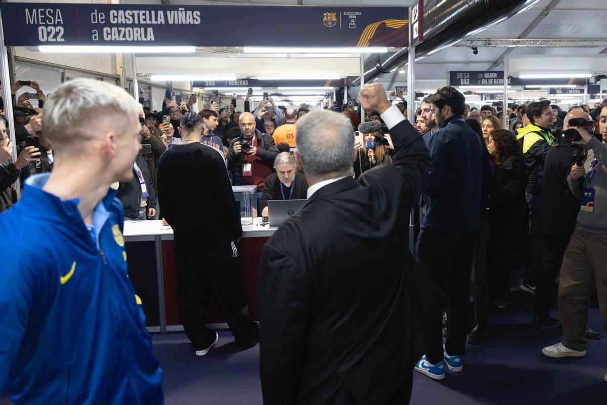 ¡Hansi Flick y los jugadores ejercen su derecho a voto junto a Joan Laporta! ¡Hansi Flick y los jugadores ejercen su derecho a voto junto a Joan Laporta!