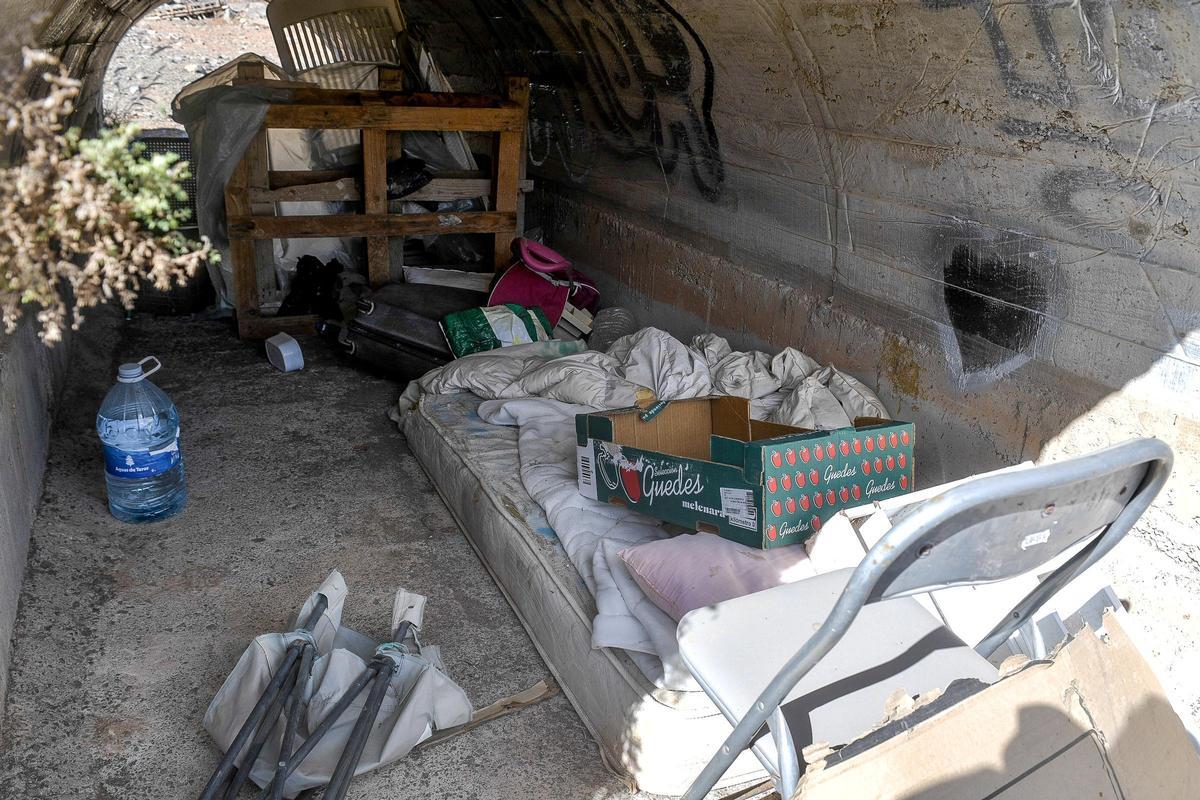 Enseres de una persona bajo un puente junto a Playa del Águila.