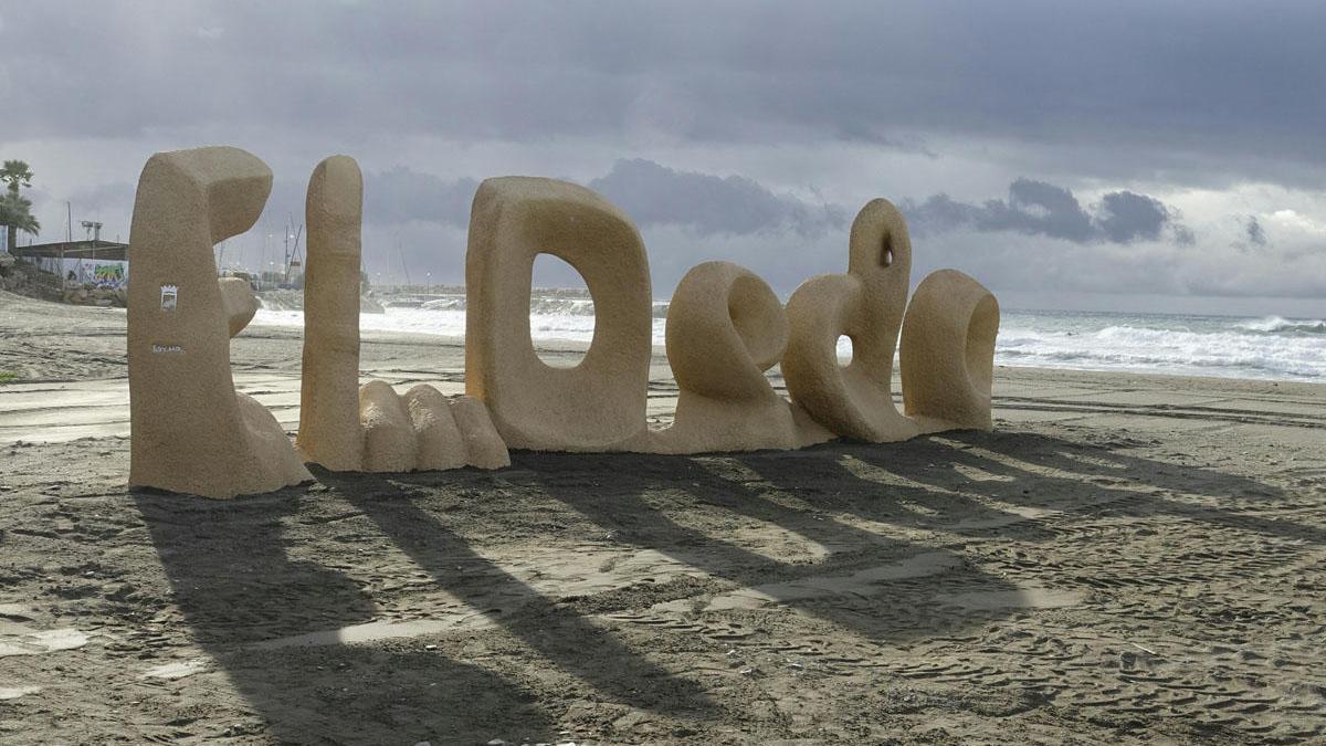 La playa de El Dedo continúa cerrada por la avería del colector de aguas residuales