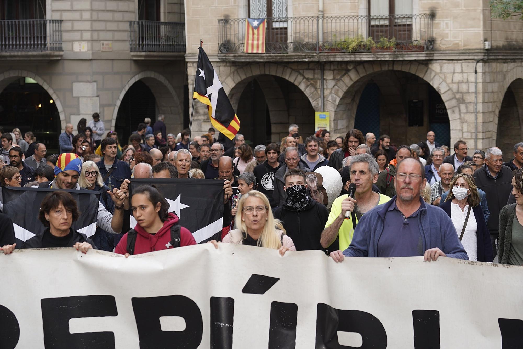 Cremen un ninot del rei a Girona