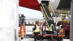 Trabajadores del servicio de handling de Iberia en el aeropuerto de Barajas, en Madrid