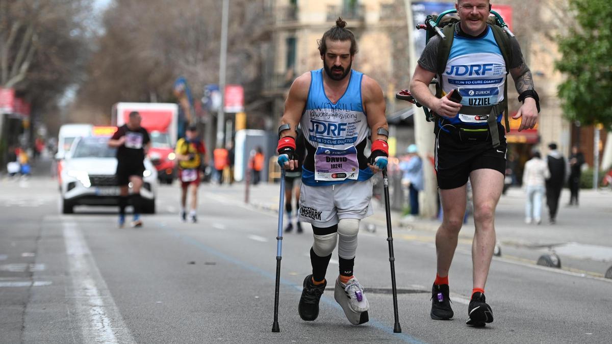 Los participantes que cierran la maratón de Barcelona 2024 durante su recorrido por la calle Valencia