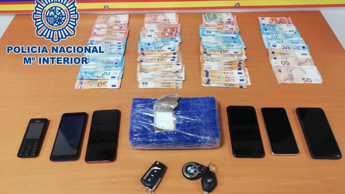 Cinco detenidos durante un pase de 1,2 kilos de cocaína en Estepona