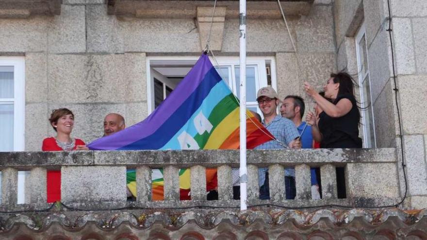 Concejales mecos en la colocación de la bandera de la paz, confundiéndola con la del Orgullo Gay.// Muñiz