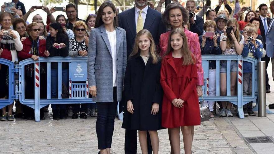 La infanta Sofía con su hermana y sus padres en la misa de Domingo de Resurrección en Palma.