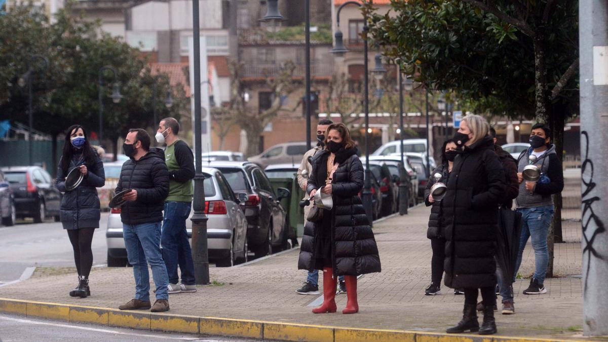 Cacerolada de los hosteleros de Vilagarcía frente a Feijóo