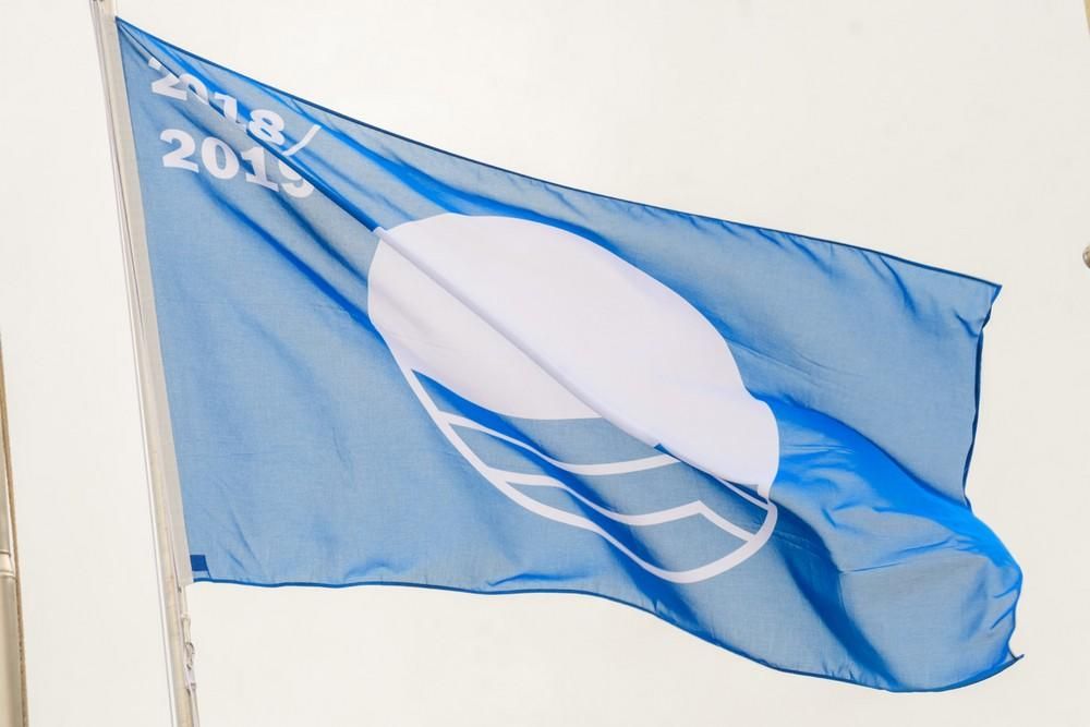 La Bandera Azul ondea ya en la playa de Las Canteras