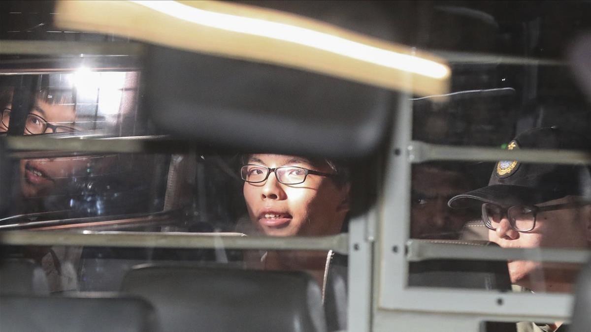 Joshua Wong, a la salida del tribunal, hacia la cárcel, este jueves 17 de agosto.