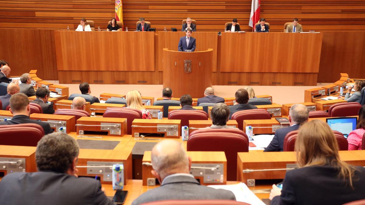 El presidente de la Junta de Castilla y León, Alfonso Fernández Mañueco, comparece ante el pleno de las Cortes de Castilla y León.