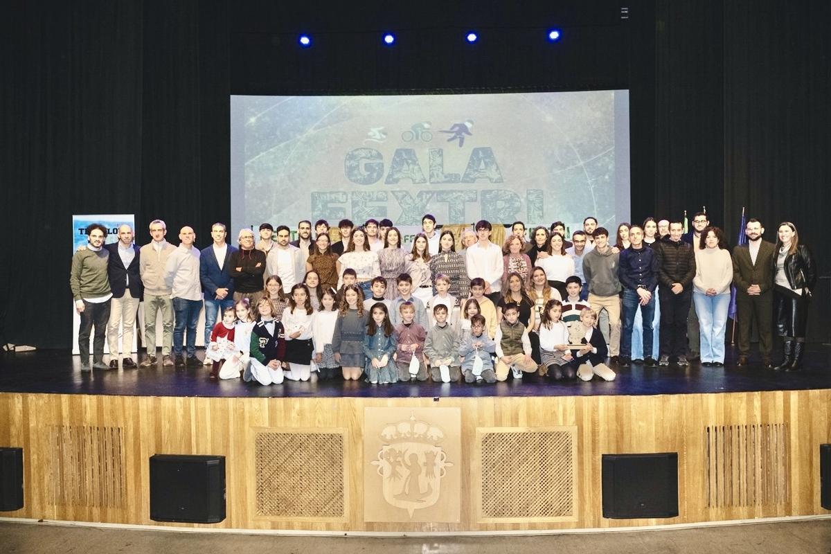 Foto de familia de los premiados en la Gala Fextri 2025.