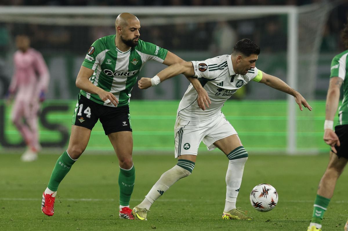 El centrocampista del Panathinaikos Tasos Bakasetas (d) juega un balón ante Sofyan Amrabat, del Betis.