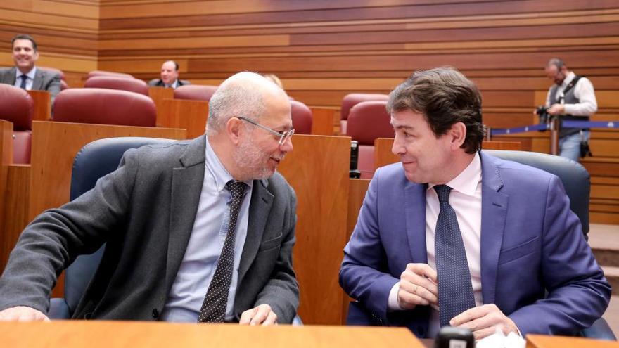 Francisco Igea junto a Fernández Mañueco.