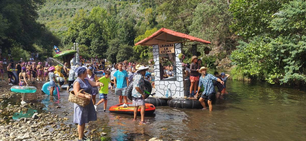 En imágenes: El Descenso Folclórico del Río Esva, en Trevías, reúne a más de doscientas personas