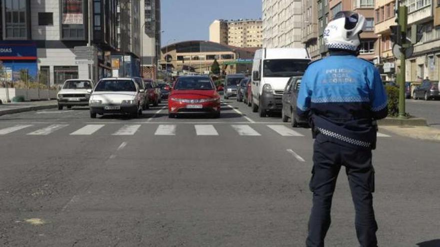 Un policía local, en la zona de Monelos. / fran martínez